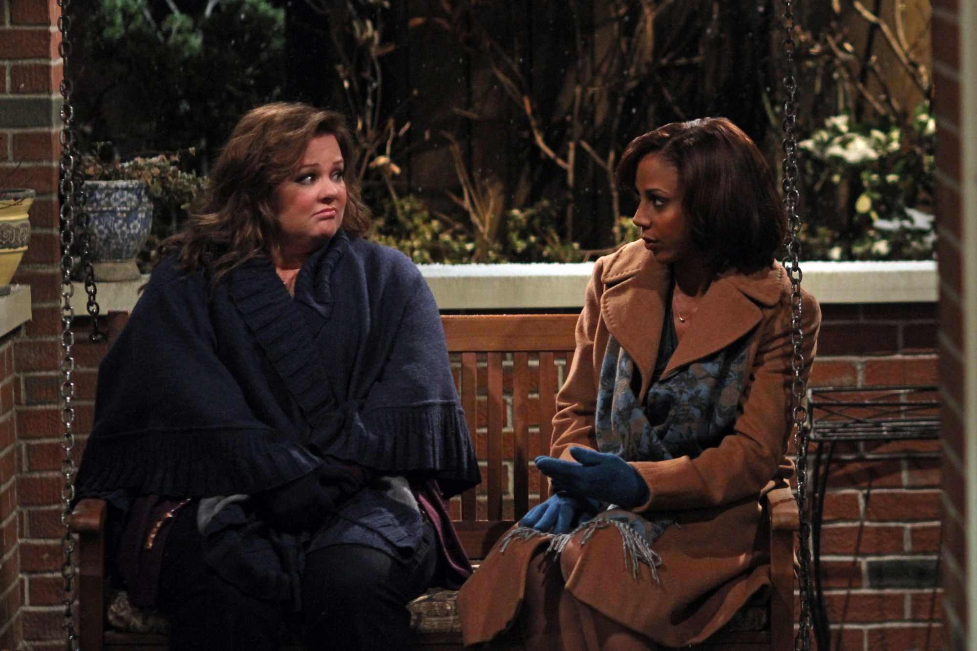 Still of Holly Robinson Peete and Melissa McCarthy in Mike & Molly (2010)