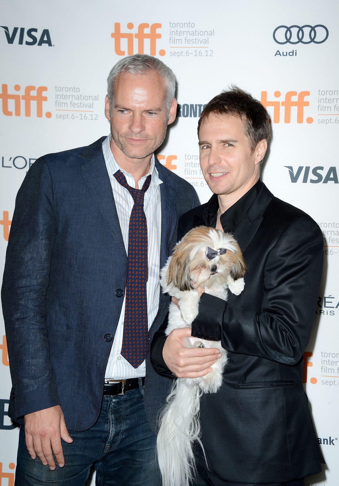 Sam Rockwell, Martin McDonagh and Bonny at event of Septyni psichopatai (2012)