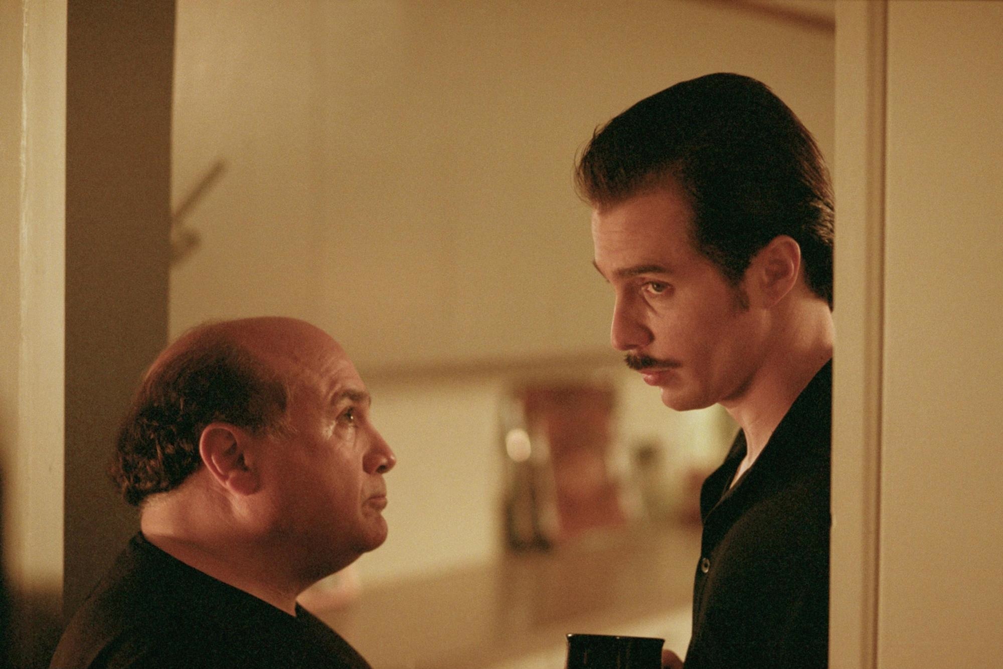 Still of Danny DeVito and Sam Rockwell in Heist (2001)