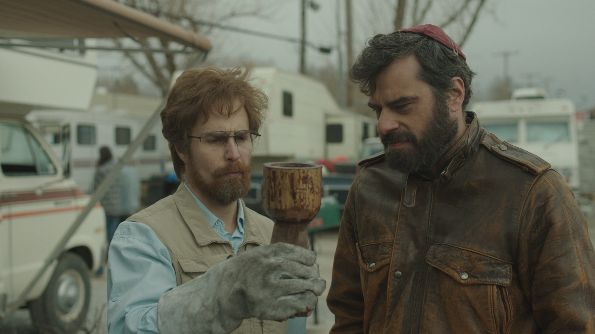 Still of Sam Rockwell and Jemaine Clement in Don Verdean (2015)