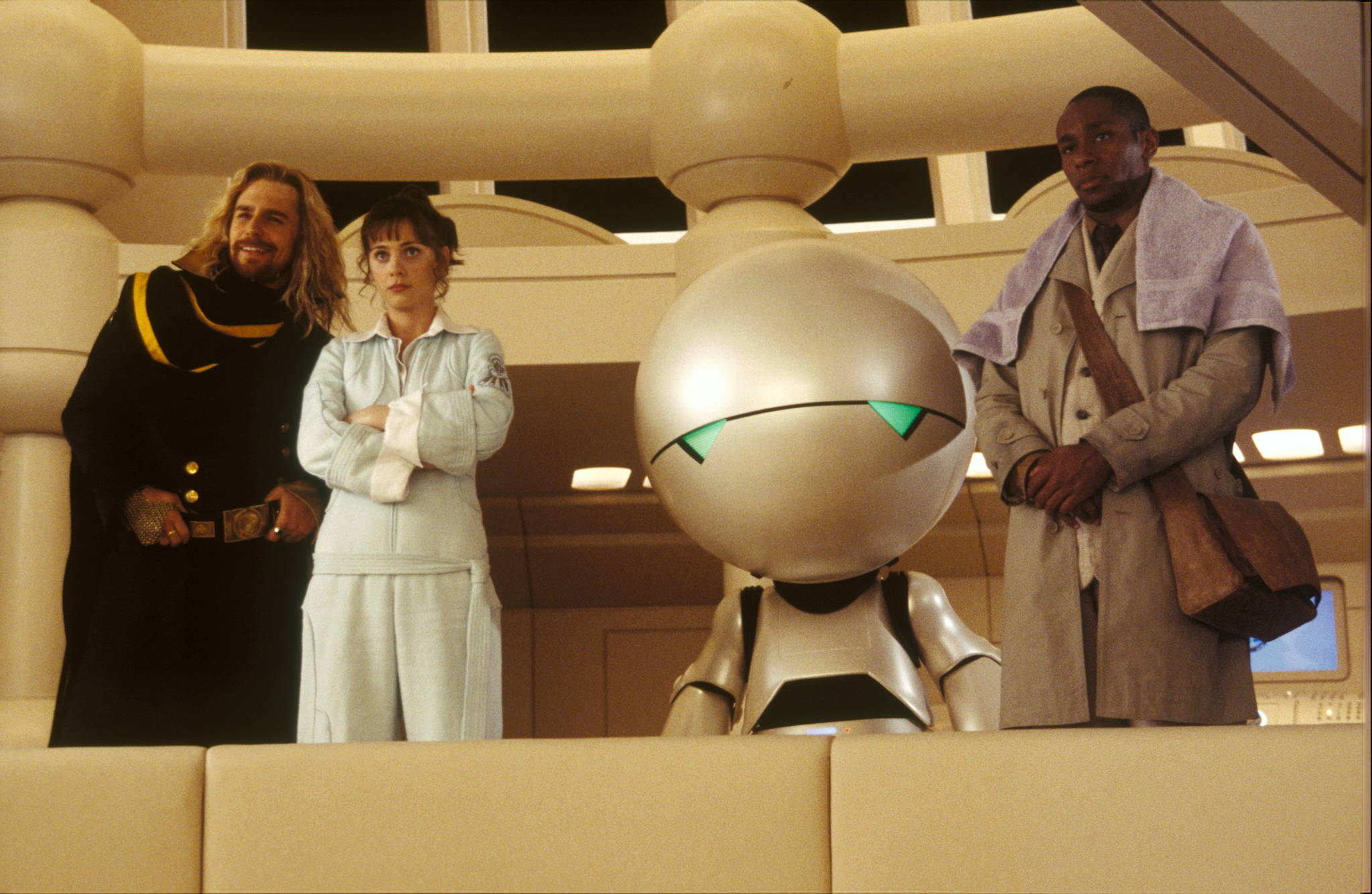 Still of Sam Rockwell and Yasiin Bey in The Hitchhiker's Guide to the Galaxy (2005)