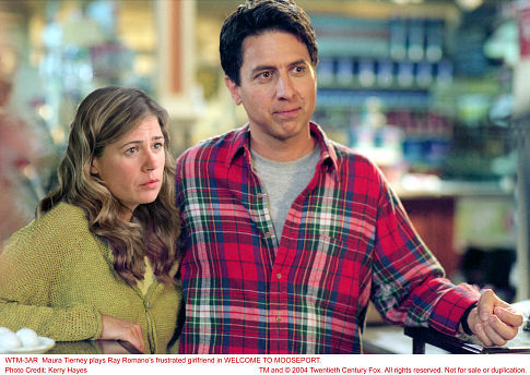 Still of Ray Romano and Maura Tierney in Welcome to Mooseport (2004)