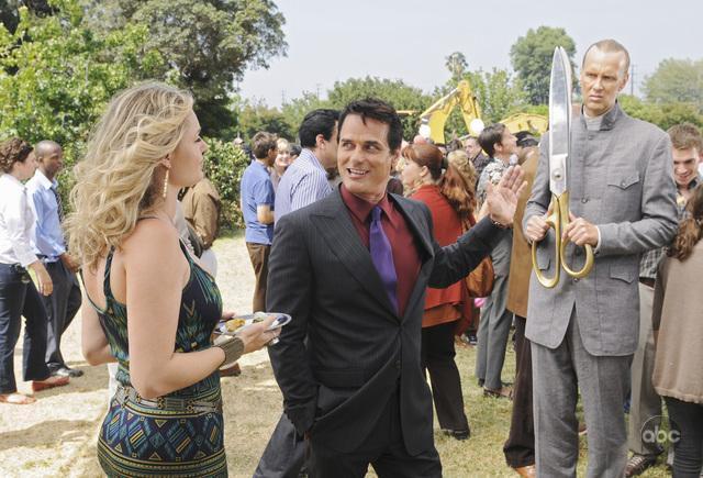 Still of Rebecca Romijn and Paul Gross in Istvyko raganos (2009)