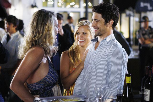 Still of Rebecca Romijn and Matt Dallas in Istvyko raganos (2009)