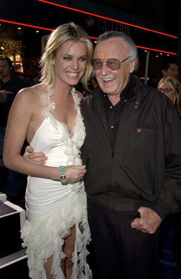 Rebecca Romijn and Stan Lee at event of Iksmenai 2 (2003)