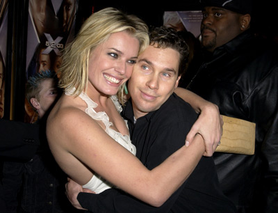 Bryan Singer and Rebecca Romijn at event of Iksmenai 2 (2003)