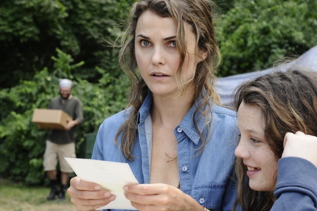 Still of Keri Russell and Stefania Owen in Running Wilde (2010)