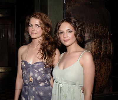 Rachael Leigh Cook and Keri Russell at event of Into the West (2005)
