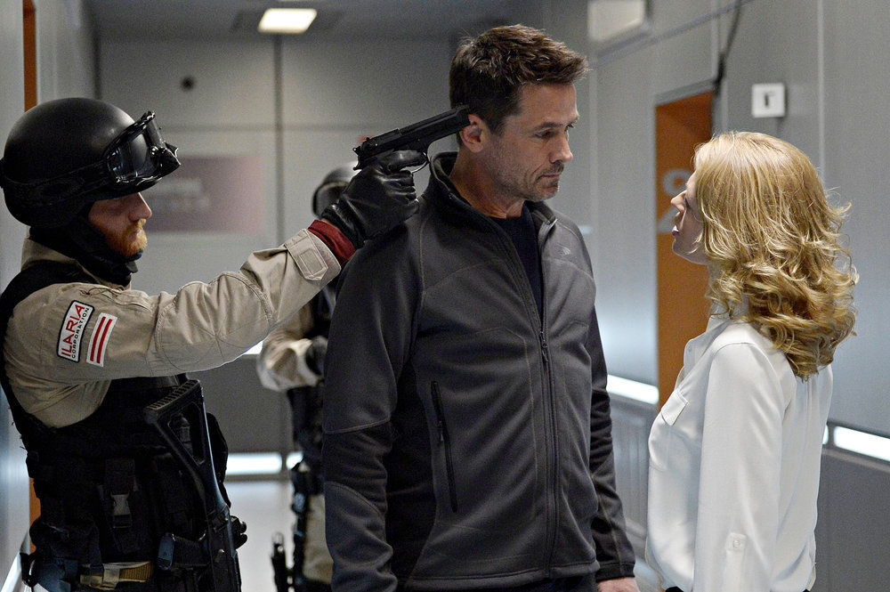 Still of Billy Campbell and Jeri Ryan in Helix (2014)