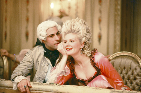 Still of Kirsten Dunst and Jason Schwartzman in Marie Antoinette (2006)