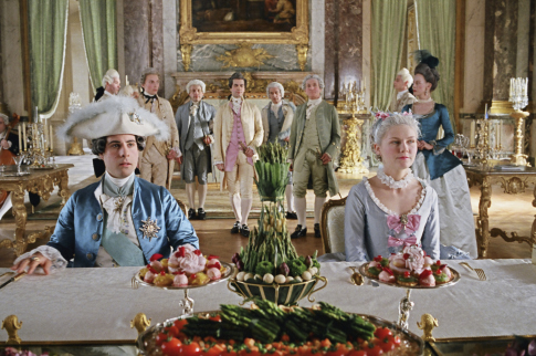 Still of Kirsten Dunst, Judy Davis and Jason Schwartzman in Marie Antoinette (2006)