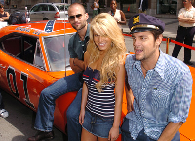 Seann William Scott, Jessica Simpson and Johnny Knoxville at event of The Dukes of Hazzard (2005)