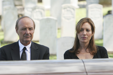 Still of Katey Sagal and Terry O'Quinn in Dinge (2004)
