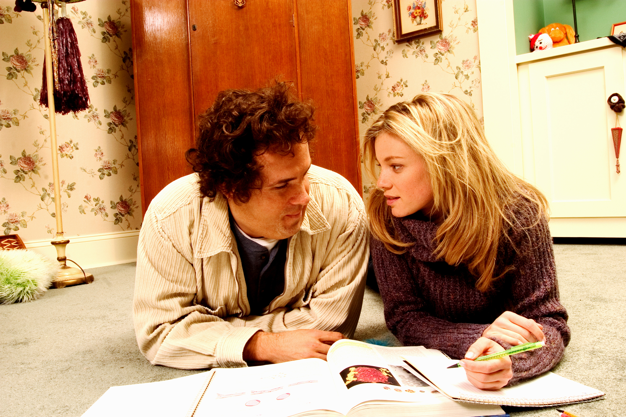 Still of Ryan Reynolds and Amy Smart in Just Friends (2005)