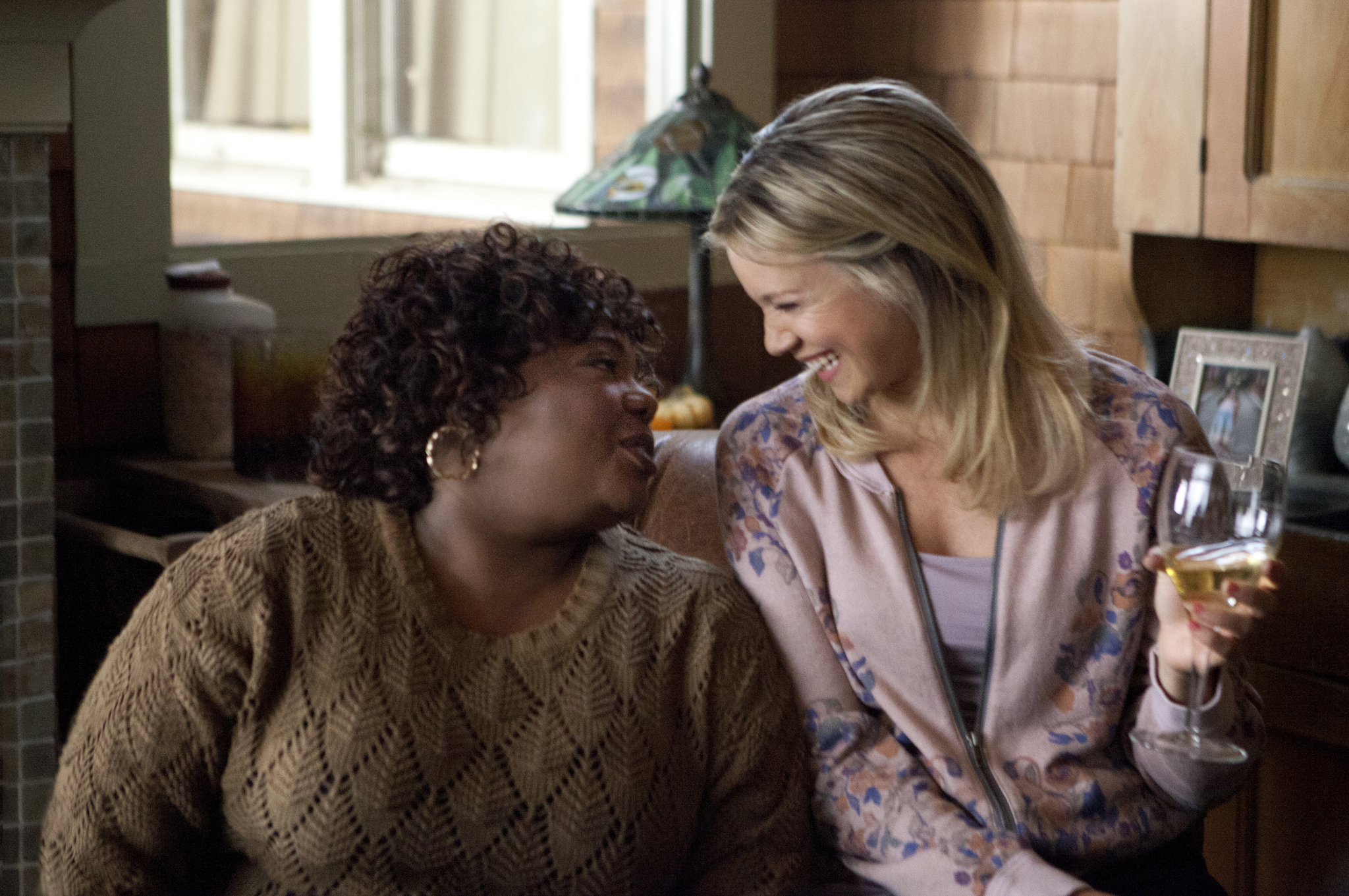 Still of Amy Smart and Cocoa Brown in The Single Moms Club (2014)