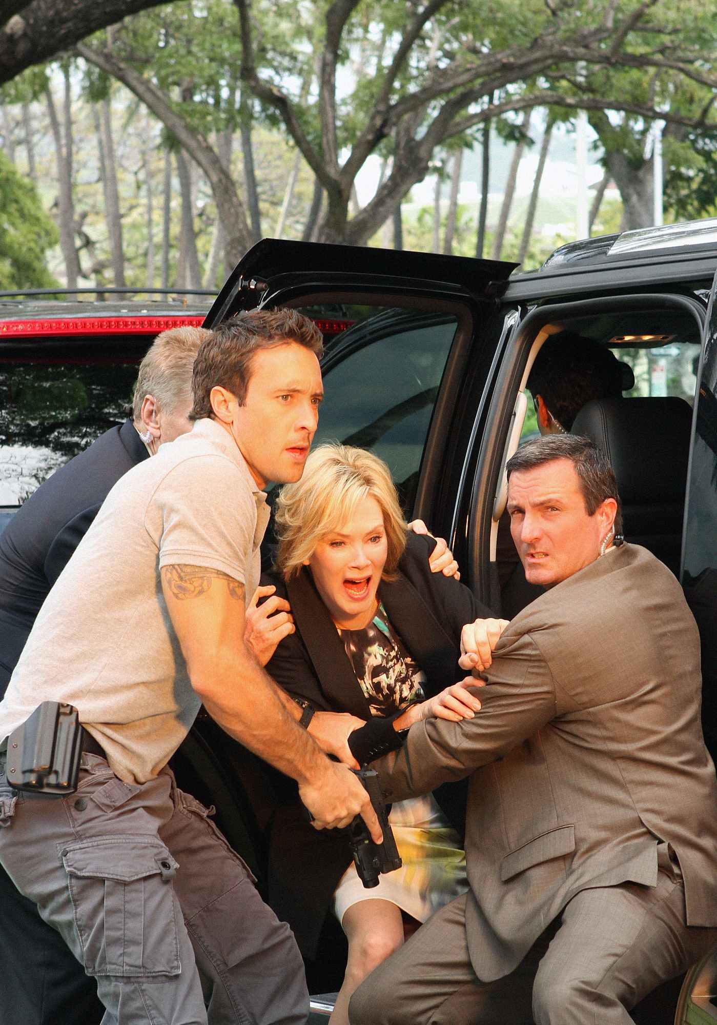 Still of Jean Smart and Alex O'Loughlin in Hawaii Five-0 (2010)