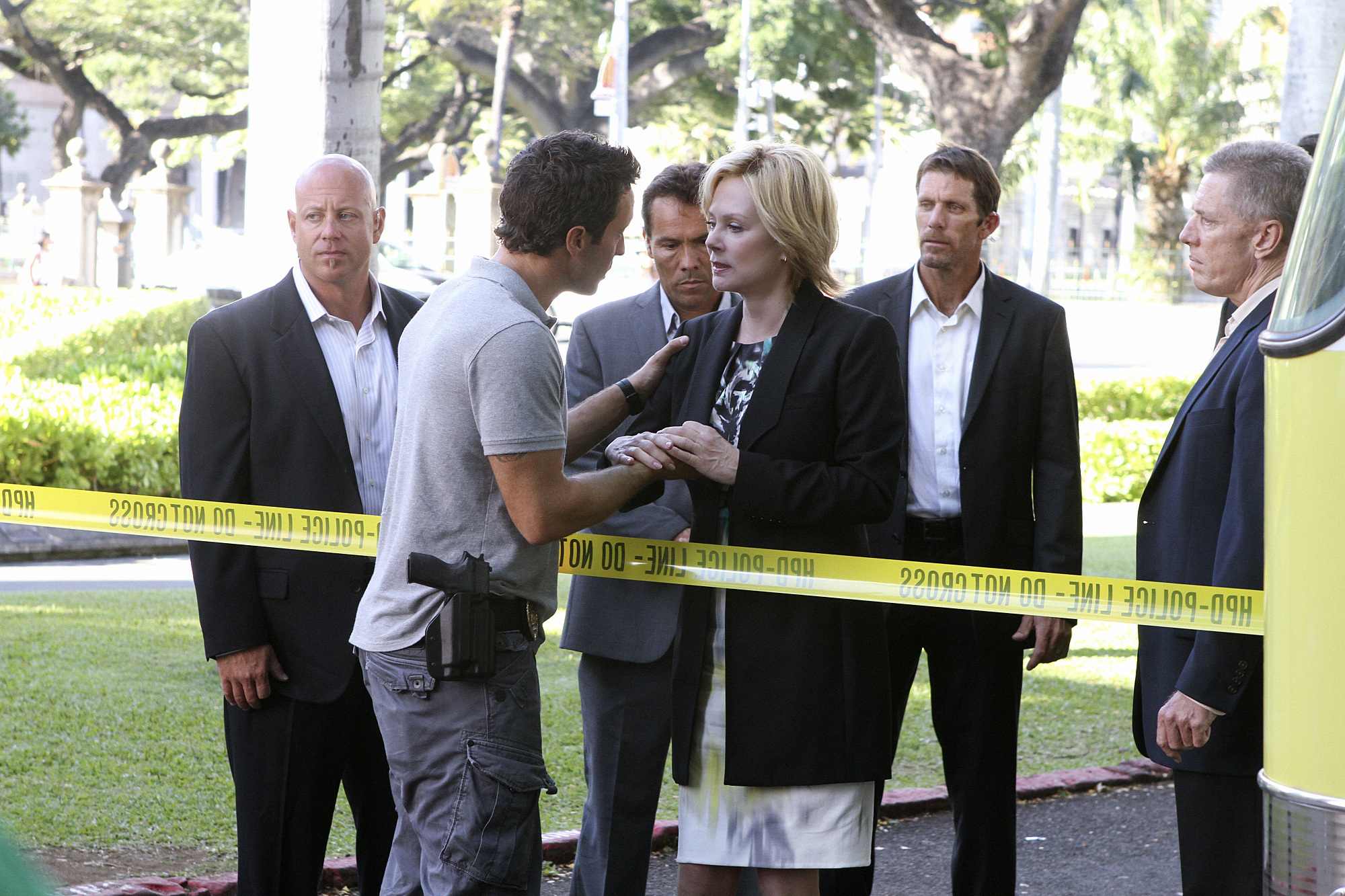 Still of Jean Smart and Alex O'Loughlin in Hawaii Five-0 (2010)