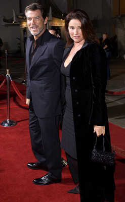 Pierce Brosnan and Keely Shaye Smith at event of Nuzudyti Bila 1 (2003)
