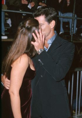 Pierce Brosnan and Keely Shaye Smith at event of Ir viso Pasaulio negana (1999)