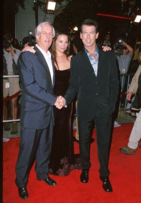 Pierce Brosnan, Michael Apted and Keely Shaye Smith at event of Ir viso Pasaulio negana (1999)