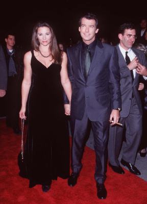Pierce Brosnan and Keely Shaye Smith at event of Rytojus niekada nemirsta (1997)
