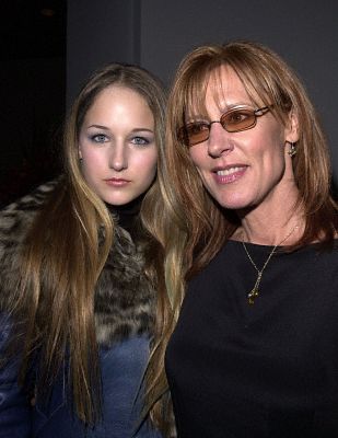 Christine Lahti and Leelee Sobieski