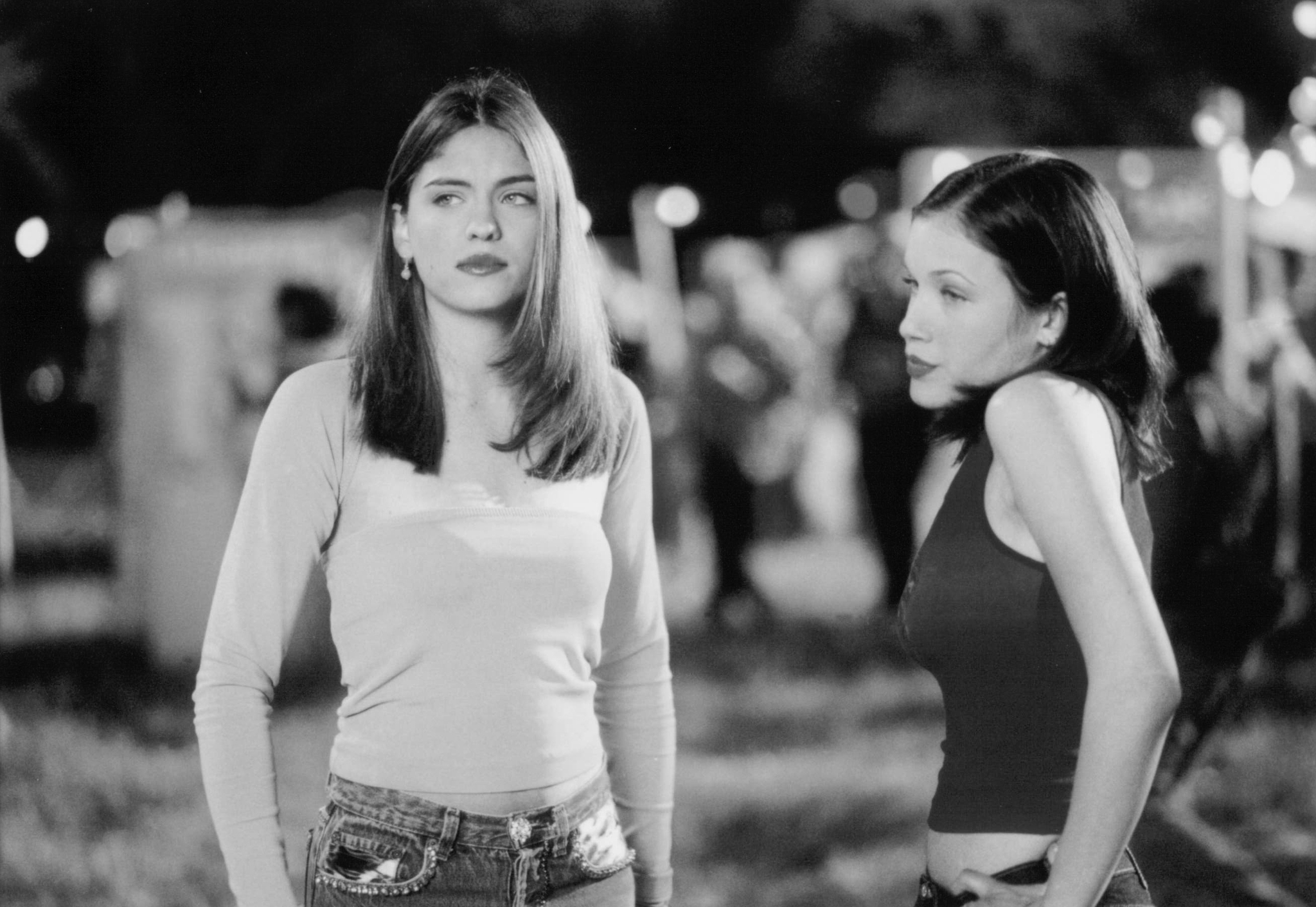 Still of Jodi Lyn O'Keefe and Marla Sokoloff in Whatever It Takes (2000)