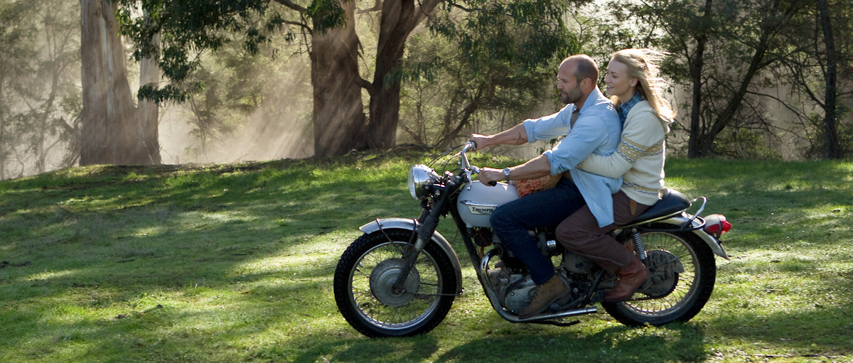 Still of Jason Statham and Yvonne Strahovski in Profesionalai (2011)