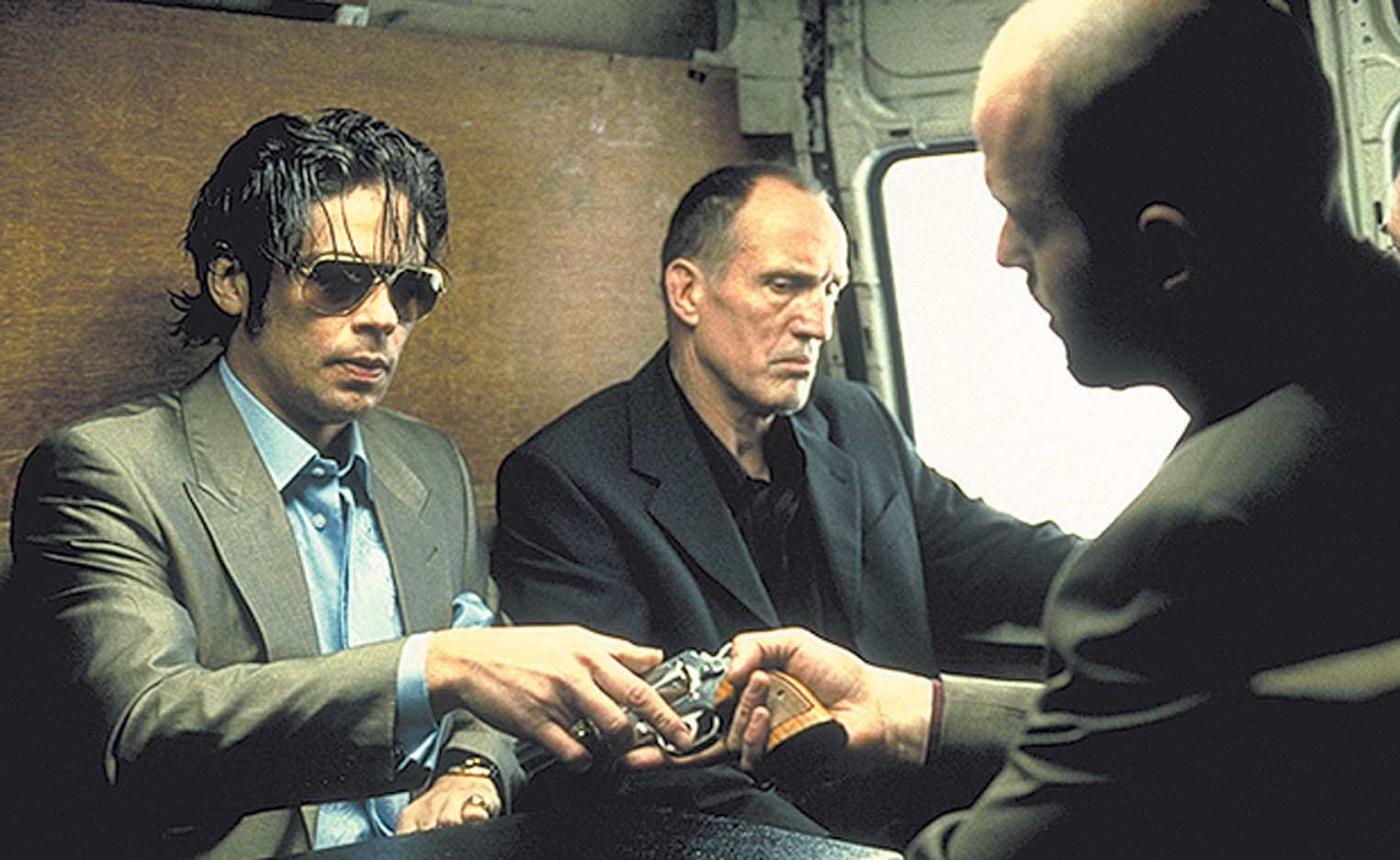 Still of Benicio Del Toro and Jason Statham in Snatch. (2000)