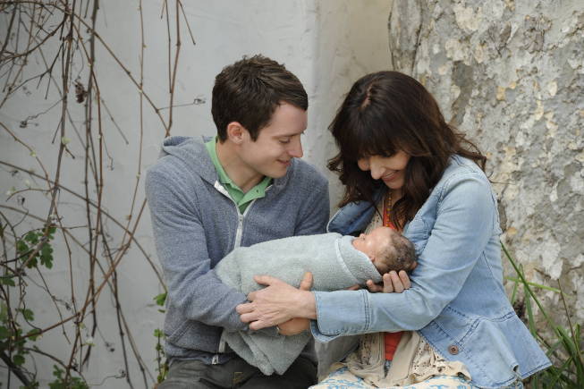 Still of Elijah Wood and Mary Steenburgen in Wilfred (2011)