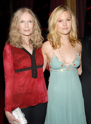 Mia Farrow and Julia Stiles at event of Lemties zenklas 666 (2006)