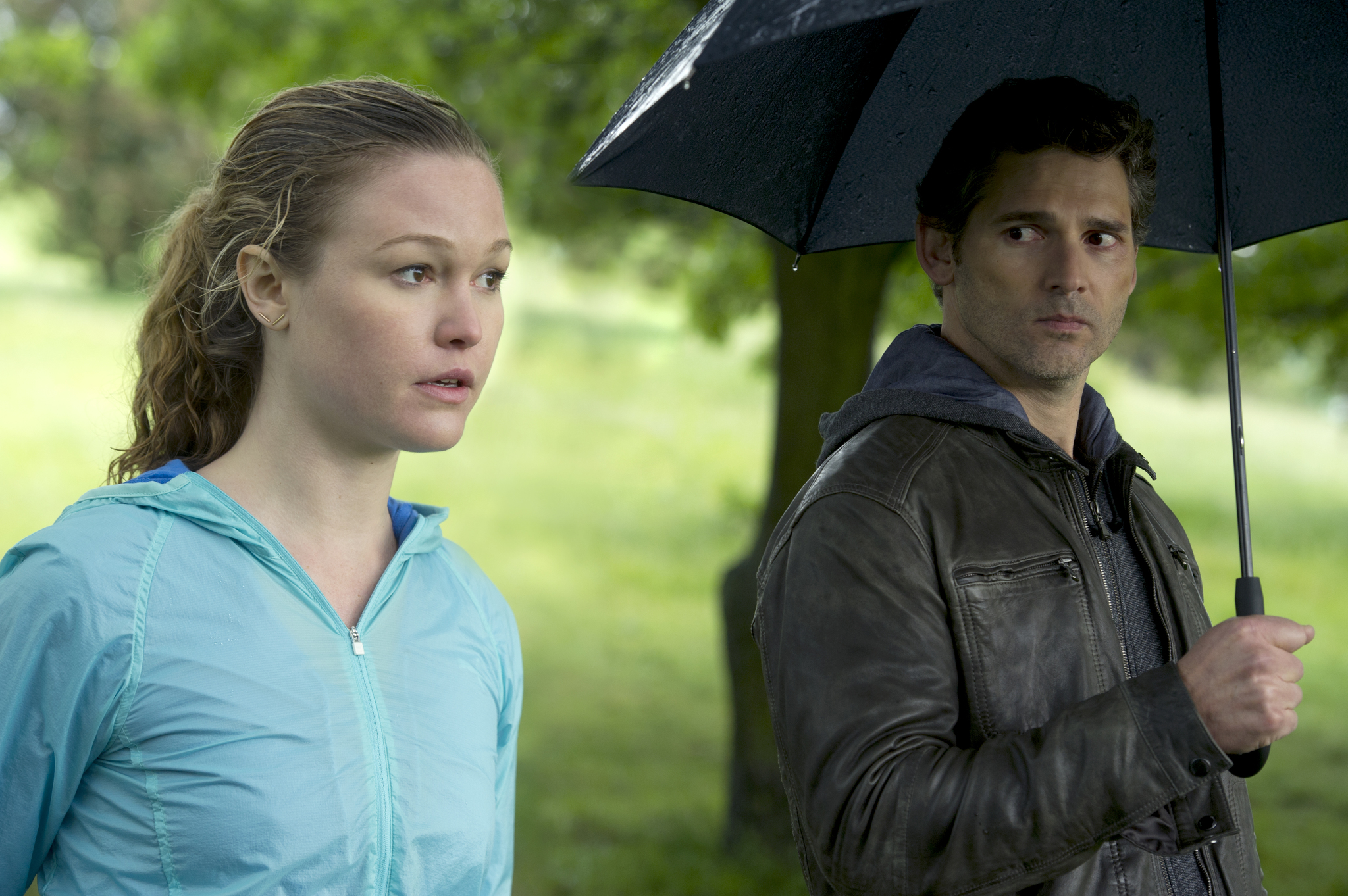 Still of Julia Stiles and Eric Bana in Closed Circuit (2013)