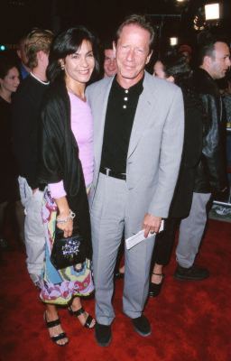 Rachel Ticotin and Peter Strauss at event of Romeo turi mirti (2000)
