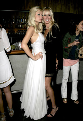 Kimberly Stewart and Paris Hilton at event of Vasko namai (2005)