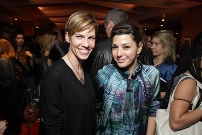 Marisa Tomei and Hilary Swank at event of Milk (2008)