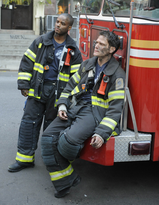 Still of Larenz Tate and Steven Pasquale in Rescue Me (2004)
