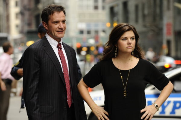 Still of Tiffani Thiessen and Tim DeKay in Aferistas (2009)