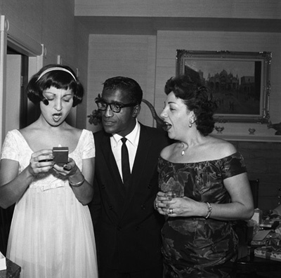 Marlo Thomas at her birthday party with her mother, Rose Marie, and Sammy Davis Jr. circa 1958