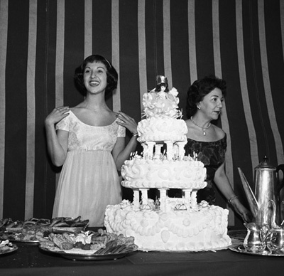 Marlo Thomas at her birthday party with her mother, Rose Marie circa 1958