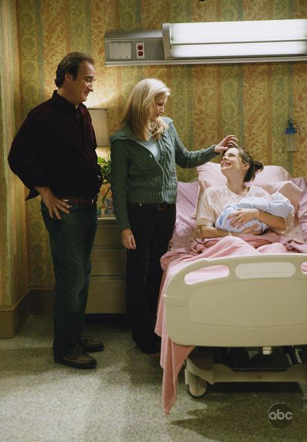 Still of James Belushi, Courtney Thorne-Smith and Kimberly Williams-Paisley in According to Jim (2001)