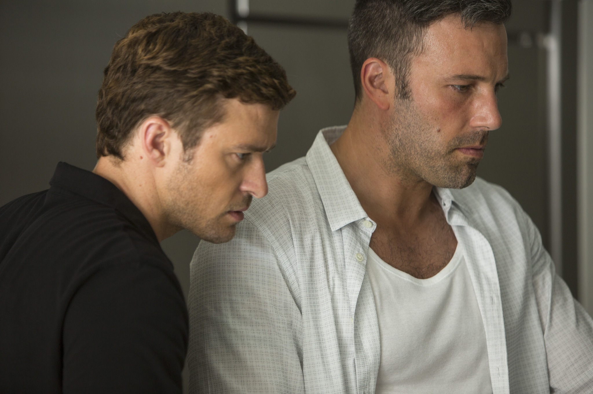 Still of Ben Affleck and Justin Timberlake in Begancios kortos (2013)