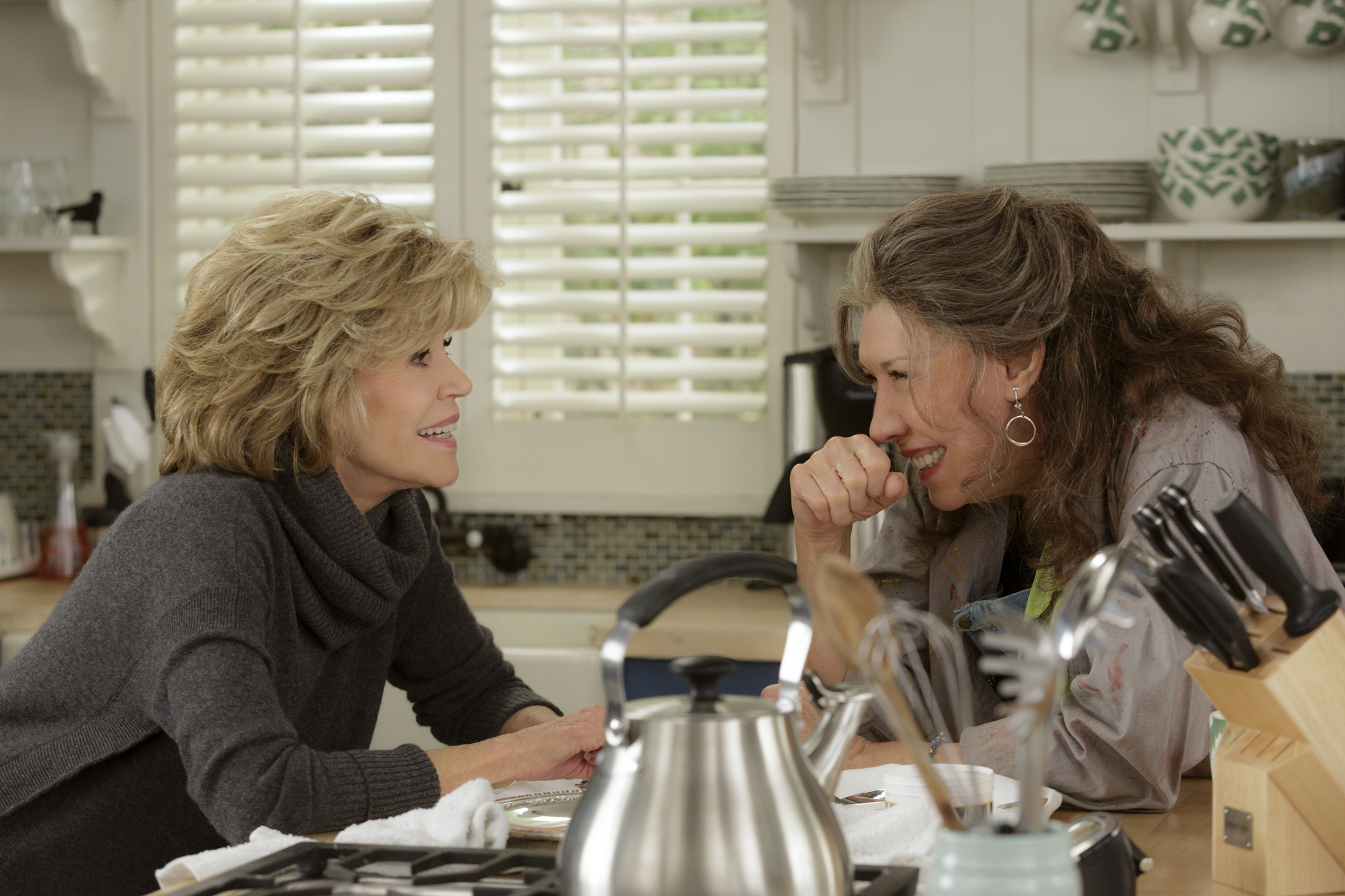 Still of Jane Fonda and Lily Tomlin in Grace and Frankie (2015)