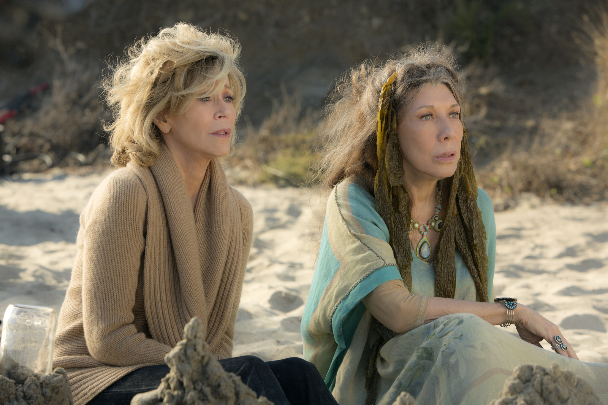 Still of Jane Fonda and Lily Tomlin in Grace and Frankie (2015)