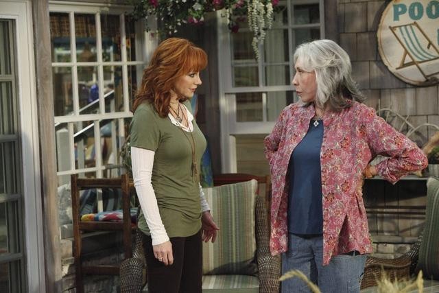 Still of Reba McEntire and Lily Tomlin in Malibu Country (2012)