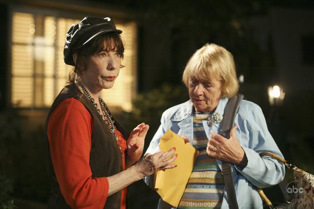 Still of Lily Tomlin and Kathryn Joosten in Nusivylusios namu seimininkes (2004)