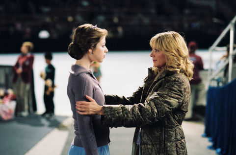 L-R: Casey (Michelle Trachtenberg), Tina (Kim Cattrall).