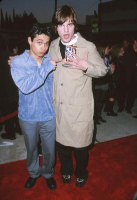 Ashton Kutcher and Wilmer Valderrama at event of Clubland (1999)