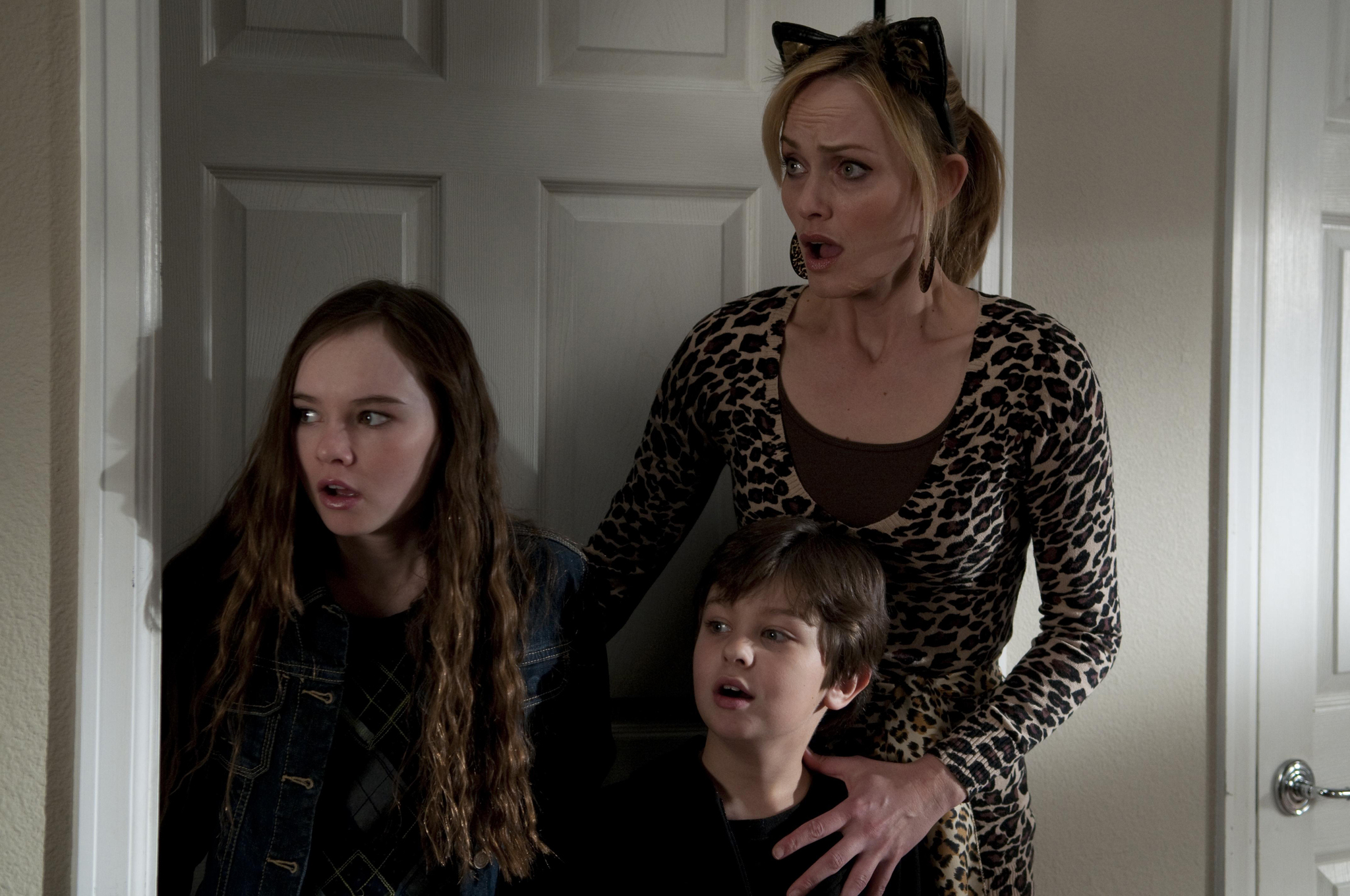 Still of Amber Valletta and Madeline Carroll in Kaimynas snipas (2010)