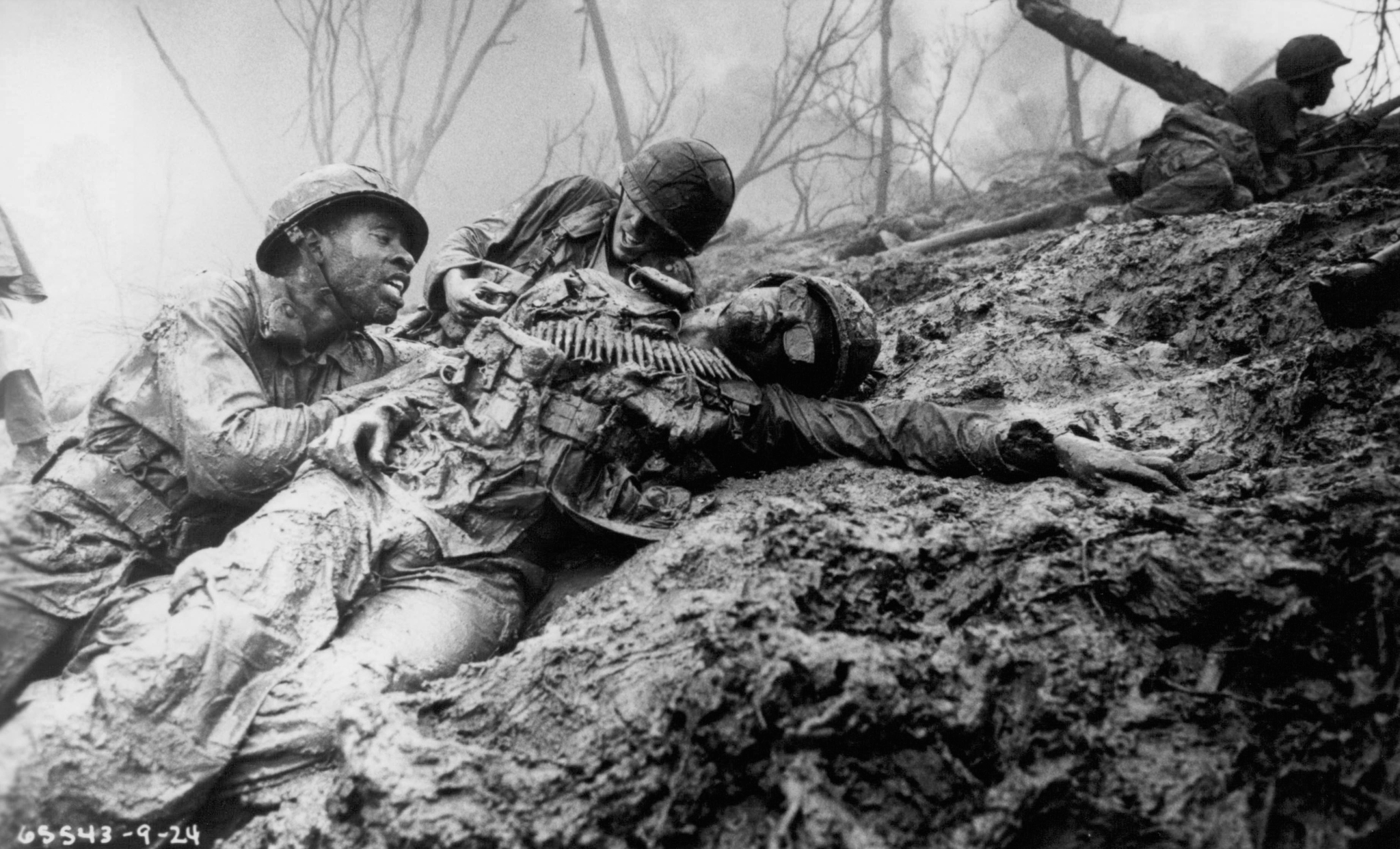 Still of Don Cheadle and Courtney B. Vance in Hamburger Hill (1987)