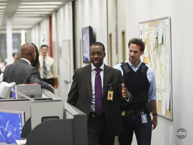 Still of Joseph Fiennes and Courtney B. Vance in Zvilgsnis i ateiti (2009)